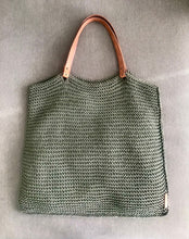 Cargar imagen en el visor de la galería, Designer cotton handbag with leather handles
